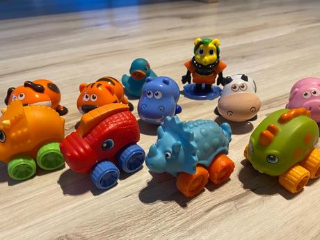 Malé dinosaury autá, zvieratká s krútiacimi hlavam, 