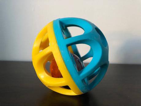 Loptička s hrkalkou vo vnútri, 