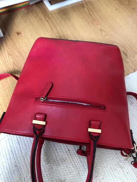 Červená kabelka, atmosphere