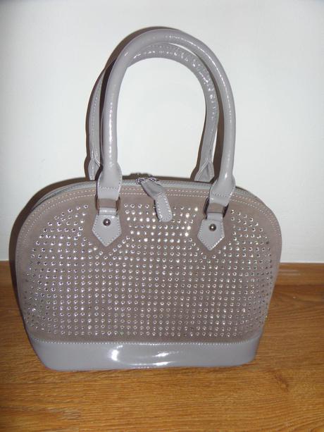 Kabelka s perličkami, 