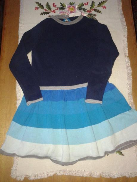 Modré pletené šaty, 122