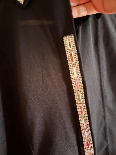 Čierna blúzka so strieborným detailom, s