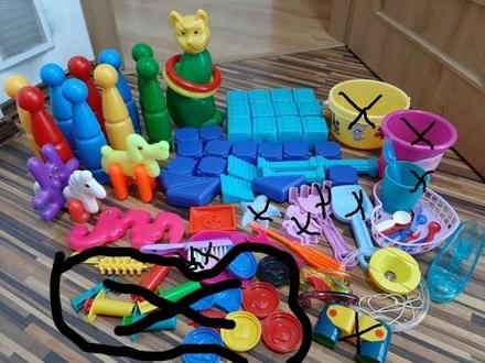 Plastové kocky a hračky na piesok, mačka...,