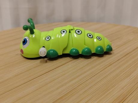 Pohyblivá naťahovacia húsenica na kľúčik, 10 cm, 