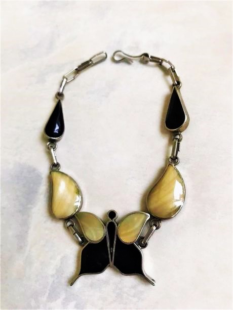 Zaujímavý perleťový náramok,