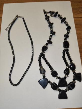Sada ciernych nahrdelnikov, pekne formuju dekolt.,