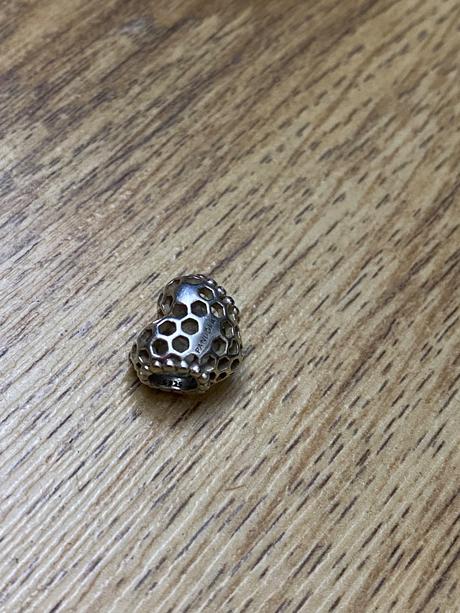 Pandora bee happy, pandora