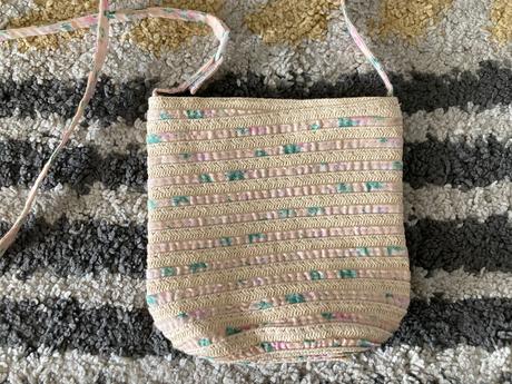 Malá slamená kabelka, 