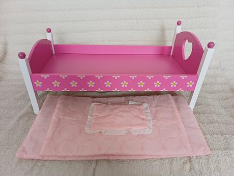 Postieľka pre bábiky, 