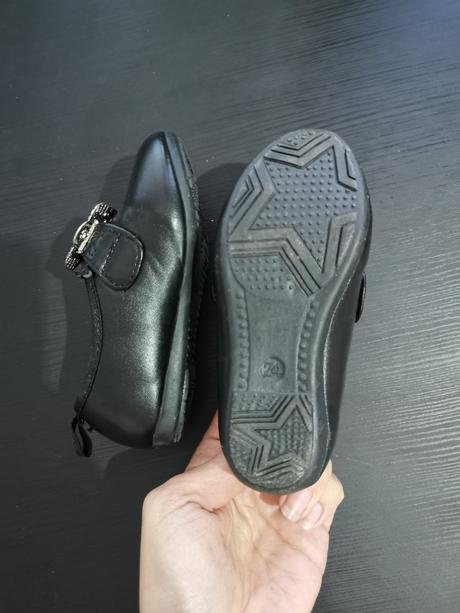 Čierne topánočky s prackou, 23