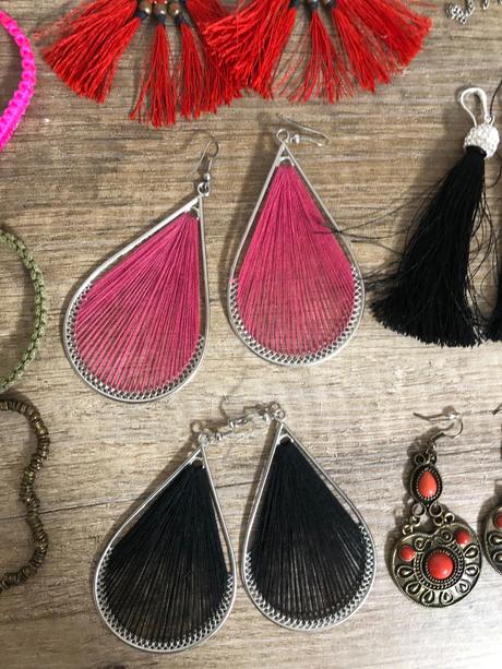 Sada náhrdelníkom, náušníc, prsteňov a náramkov,