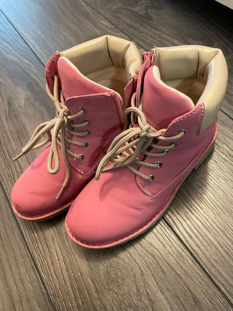 Pekne dievcenske topanky, 33