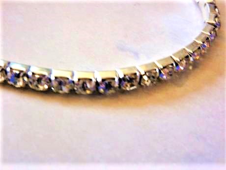 Štrasový náramok,