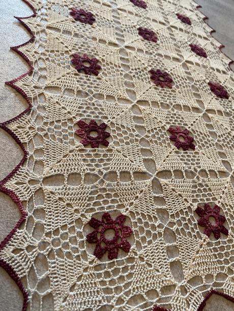 Hackovane prestieranie/obrus s bordovym detailom, 