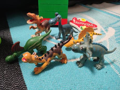 Mix hraciek 6x dinosarusiky + knizka zvieratka,