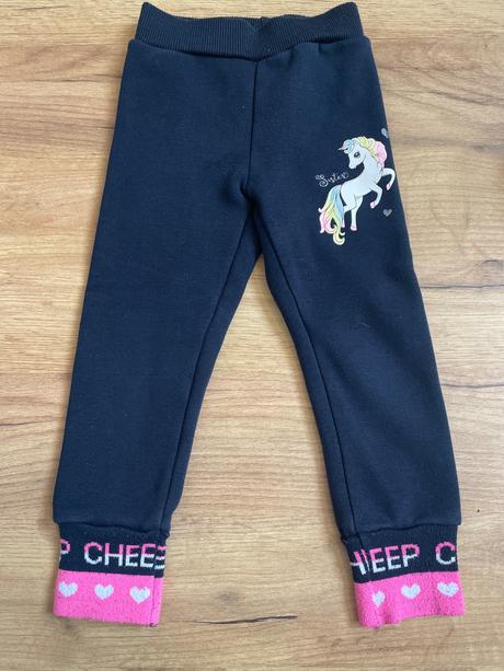 Hrubšie tepláčiky, 98