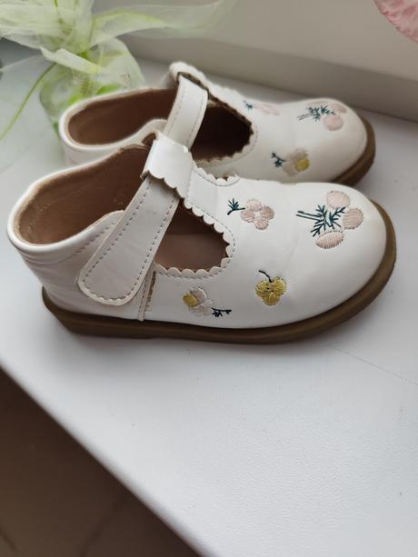 Kvetinové topánky, 23