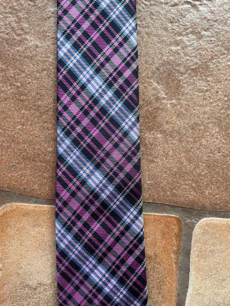 Ruzova tenká kravata,