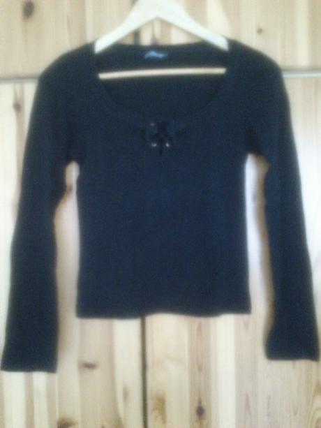 Cierne tricko so snurovackou, s