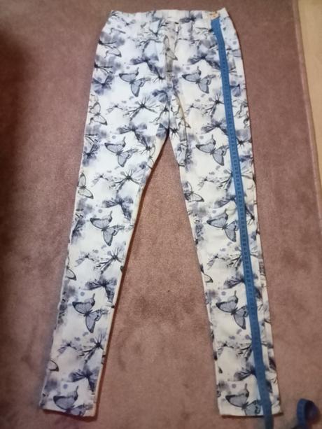Pekné nohavice s motýľami, 158