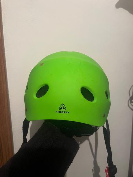 Prilba na skateboard, s