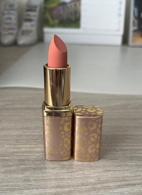 Dekoratívna kozmetika rôznych značiek, 