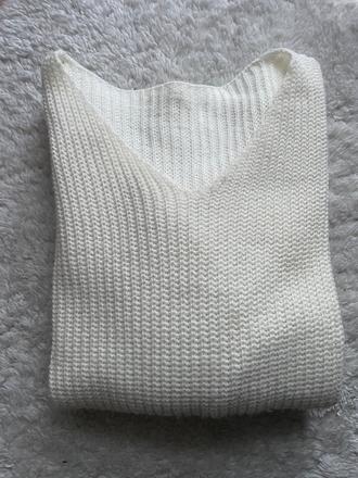 Biely pleteny sveter s v vystrihom,