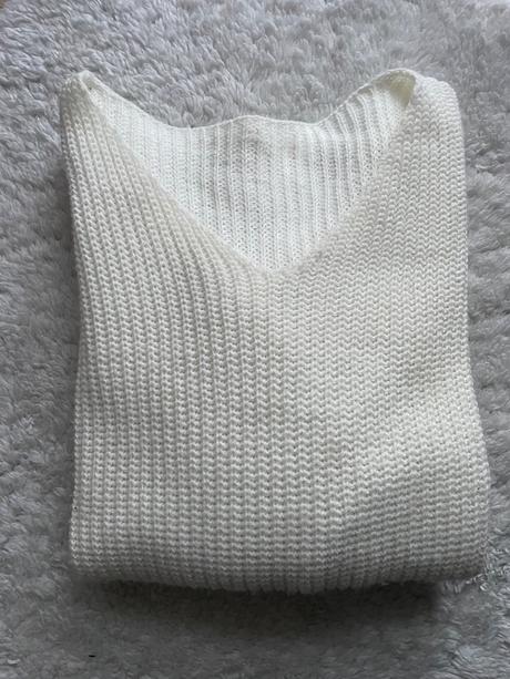 Biely pleteny sveter s v vystrihom,