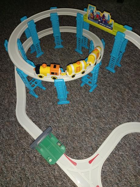 Vlacikovu drahu s vlacikom. vlacik ide na 2x 1,5v, 