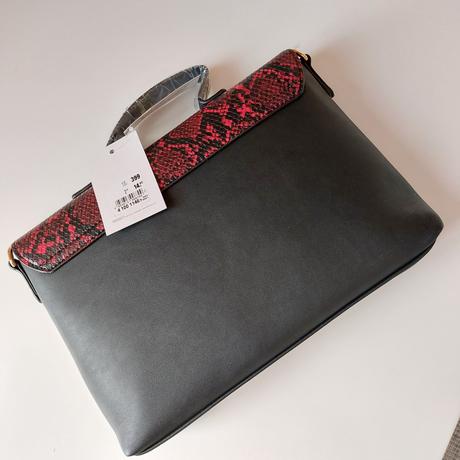 Čierna kabelka s červeným hadím vzorom, deichmann