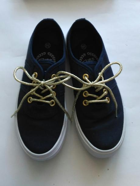 Tmavomodré plátenky so zlatými šnurkami, 35