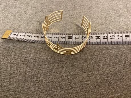 Elegantny náramok a prsteň - hudba,