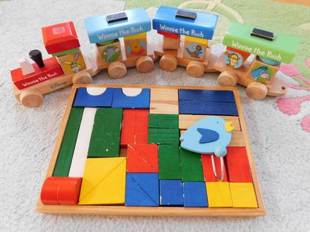 Drevený vláčik macko pooh + kocky +háčik na stenu,
