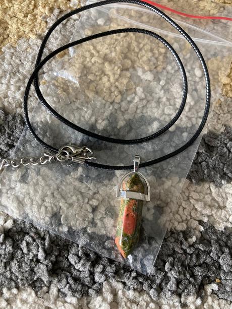 Náhrdelník s kryštáľom,