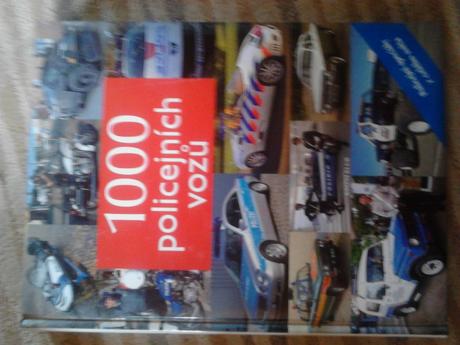 Fotogaléria policajnch áut - kniha má 350 strán,