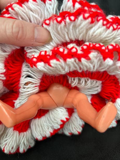 Starozitna mala babika s klipkacimi ocami a rucne,