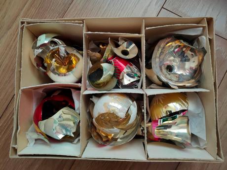 Rozbité sklenené vianočné ozdoby, 