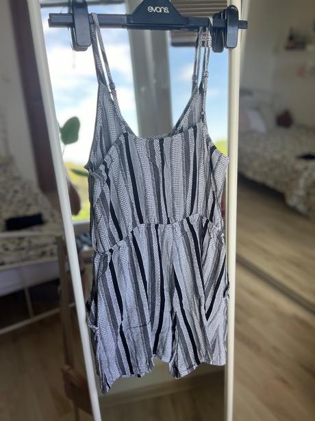 Letny kratky cierno-biely overal na ramienka h&m, h&m,m