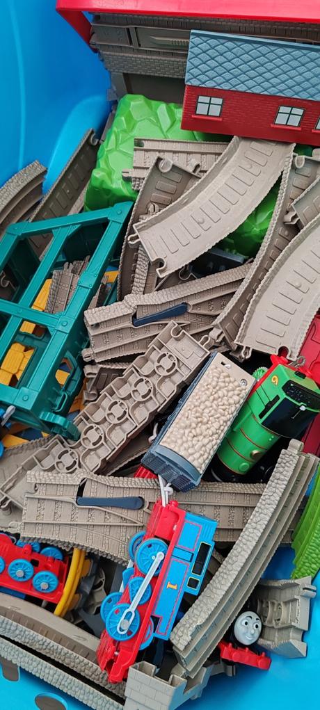 Železničná dráha s vlakmi,