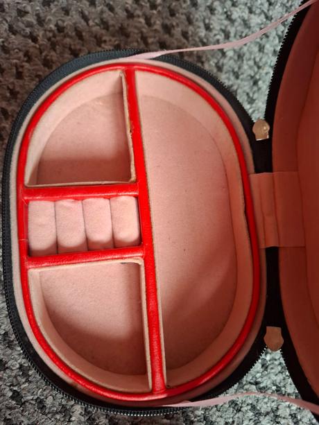 Červená šperkovnica, 