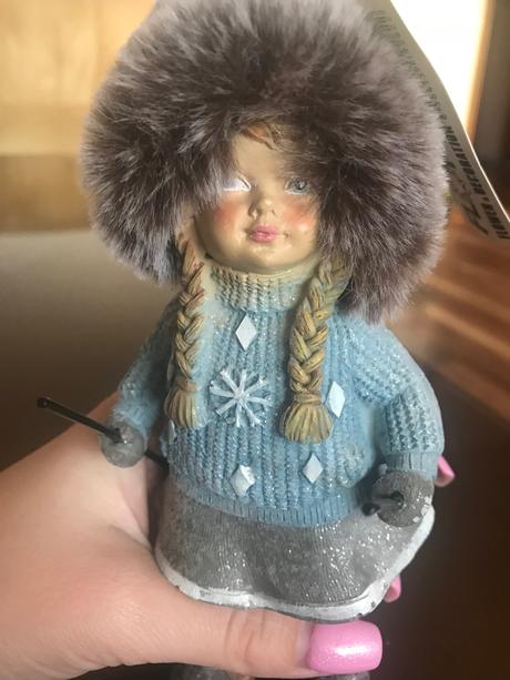 Zimná dekorácia lyžiarka, 