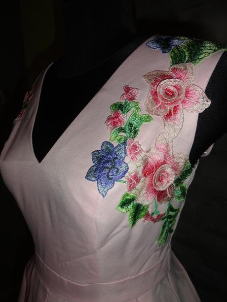 Púdrové šaty s kvetinami, l