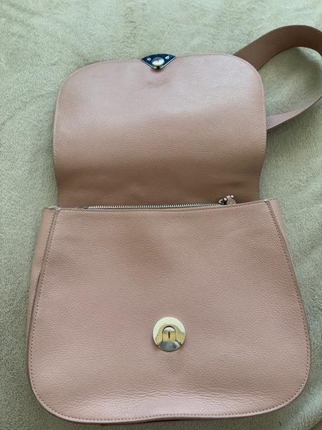 Pudrova kabelka coccinelle, coccinelle