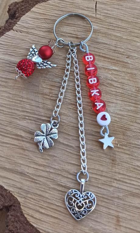 Kľúčenky s menami anjelikom z minerálov a korálok, 