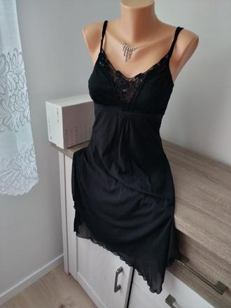 Krásne elastické šaty sadnú na s aj m, 