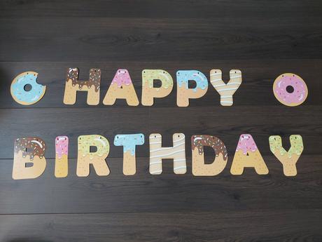 Nápis happy birthday - donutovy vzor, 