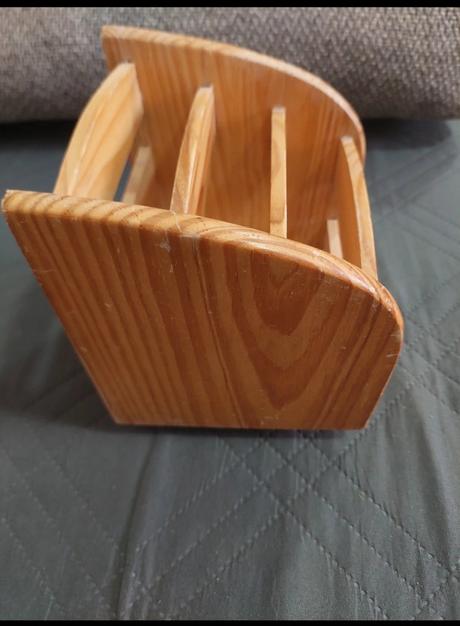 Otočný stojan na ovládače, 