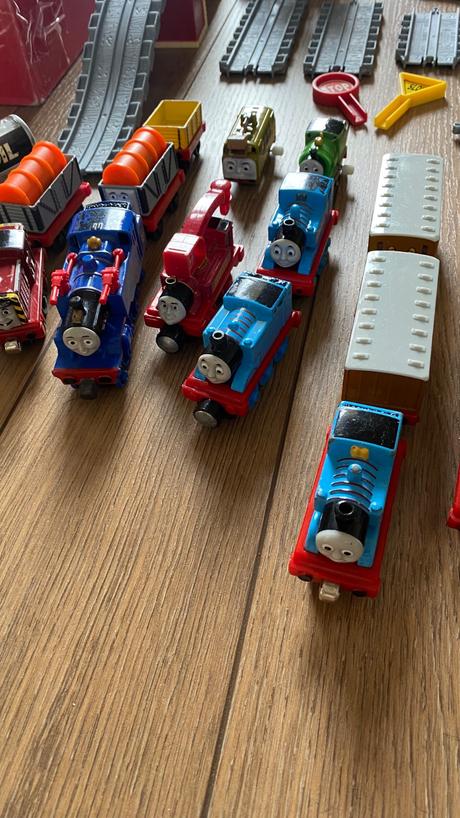 Vláčik tomáš - sada koľajníc, domčekov a vláčikov, 