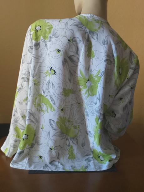 Blúzka, 3/4 nohavice, náhrdelník, 42