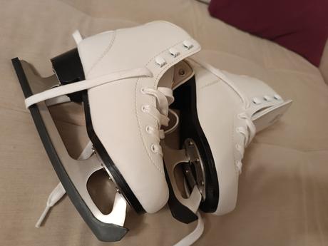 Dievčenské korčule na ľad, 32